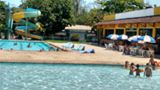 A imagem pode conter: uma ou mais pessoas, piscina e atividades ao ar livre