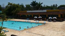 A imagem pode conter: piscina, céu, casa e atividades ao ar livre