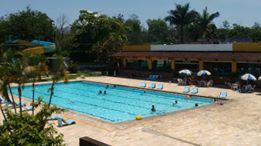 A imagem pode conter: piscina, céu, árvore e atividades ao ar livre